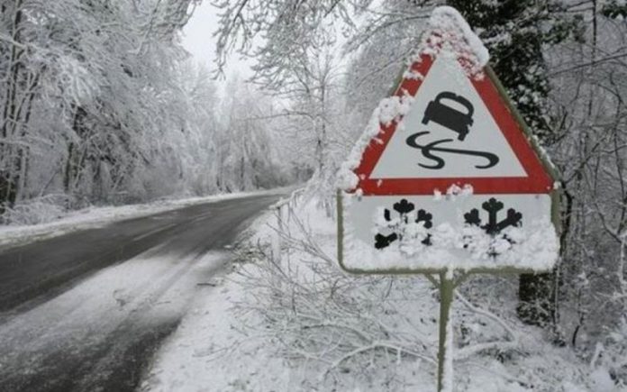 Украинские дороги покрыты гололедом, водителей просят быть осторожными