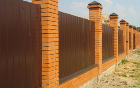 Забор для дома: какой материал выбрать?