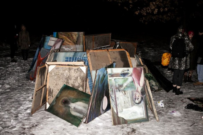 Подгорело: киевская художница разделась и сожгла все свои полотна