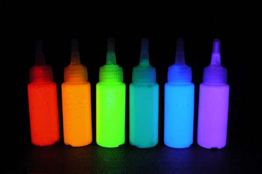 Изобретена новая и недорогая технология получения флуоресцентных красок
