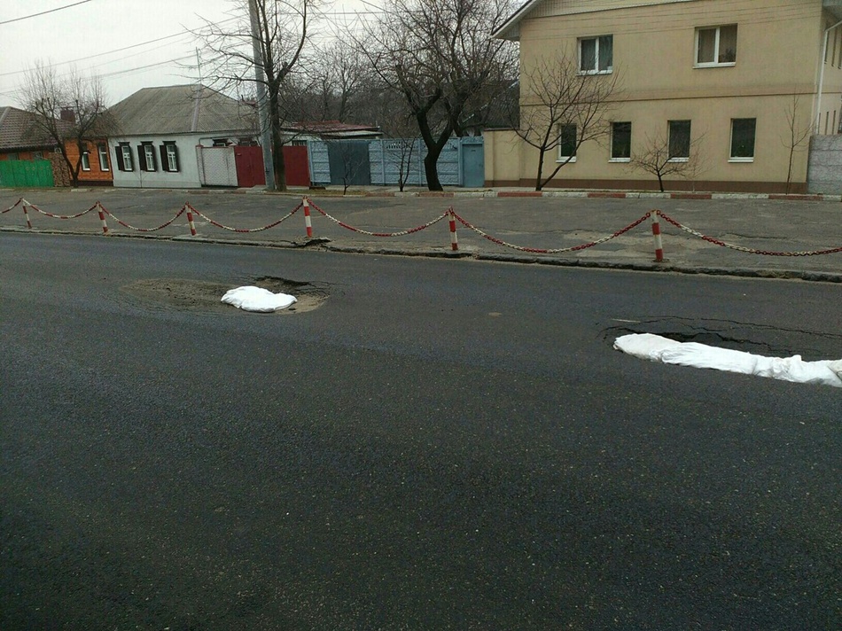 Необычная технология ремонта дорог от жителей Днепра