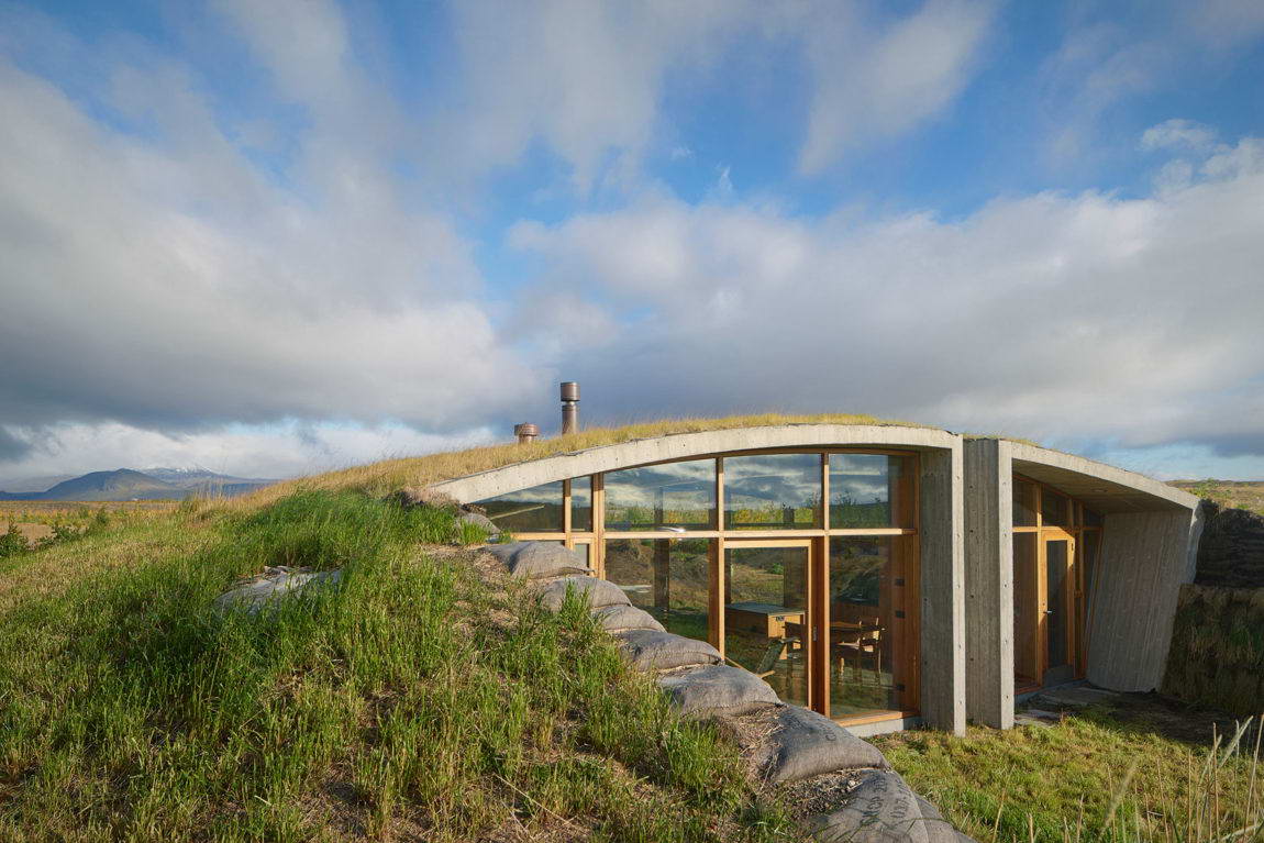 В Исландии построили современную землянку