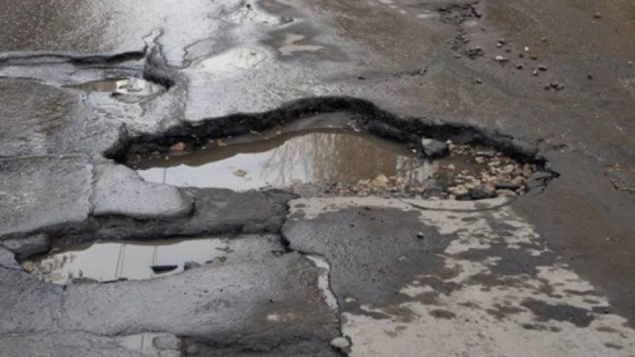 Новости Жители Белогородки решили скинуться на ремонт дороги